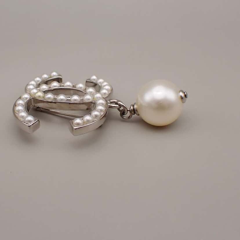 Chanel CC Drop Brooch Silver Good condition - Model View