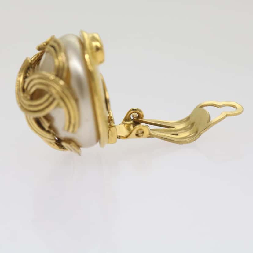 Chanel CC Clip On Earring Gold Metal Good condition - Model View