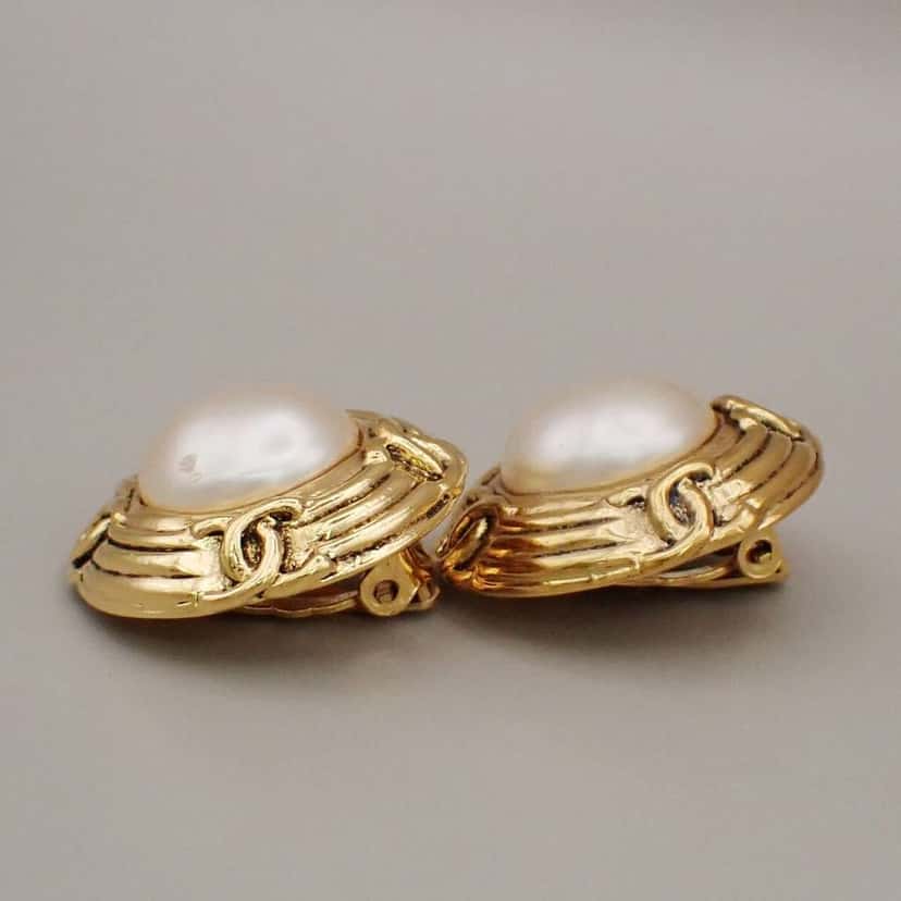 Chanel Vintage Round Clip-On Earrings Gold Good condition - Inside View