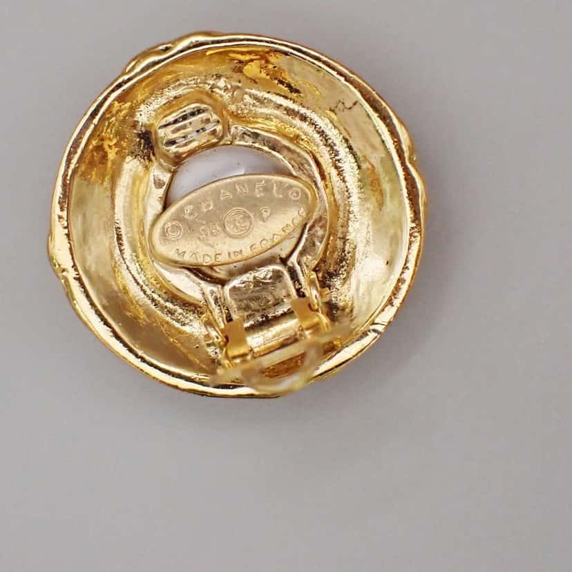 Chanel Vintage Round Clip-On Earrings Gold Good condition - Box View