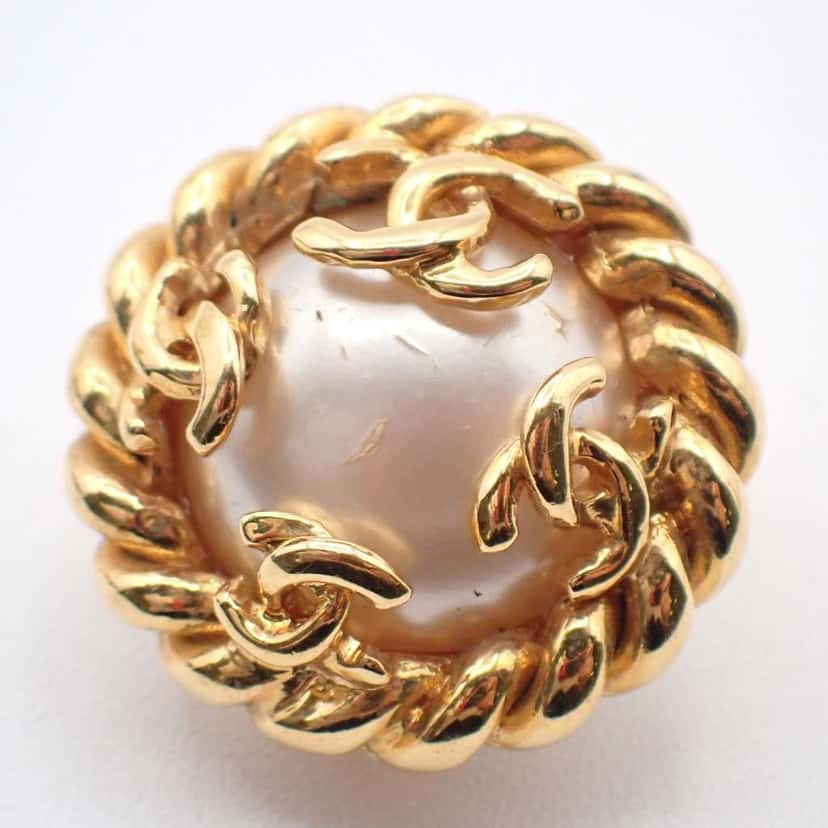 Chanel Vintage Round Clip-On Earrings Gold Good condition - Model View