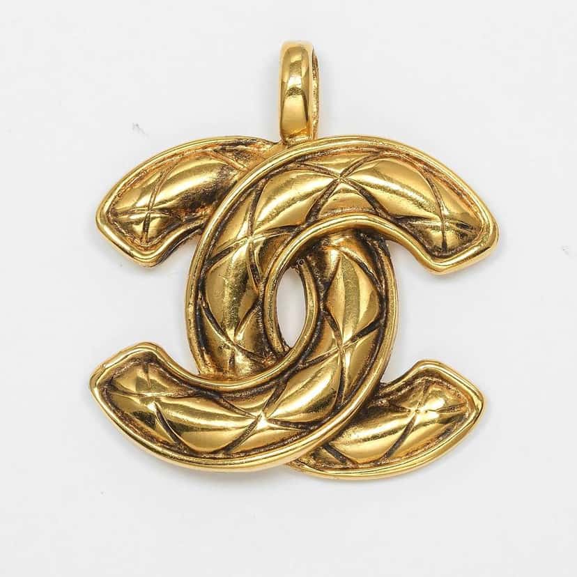 Chanel Vintage CC Pendant Necklace Gold Good condition - Model View