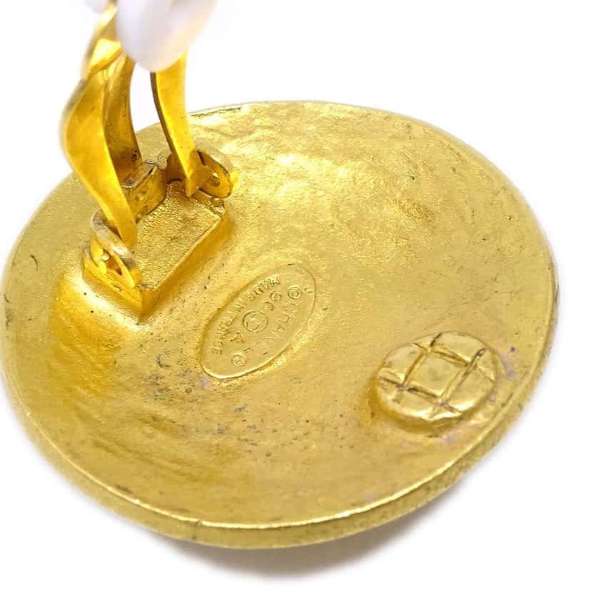 Chanel Vintage Round CC Clip-On Earrings Gold Good condition - Model View