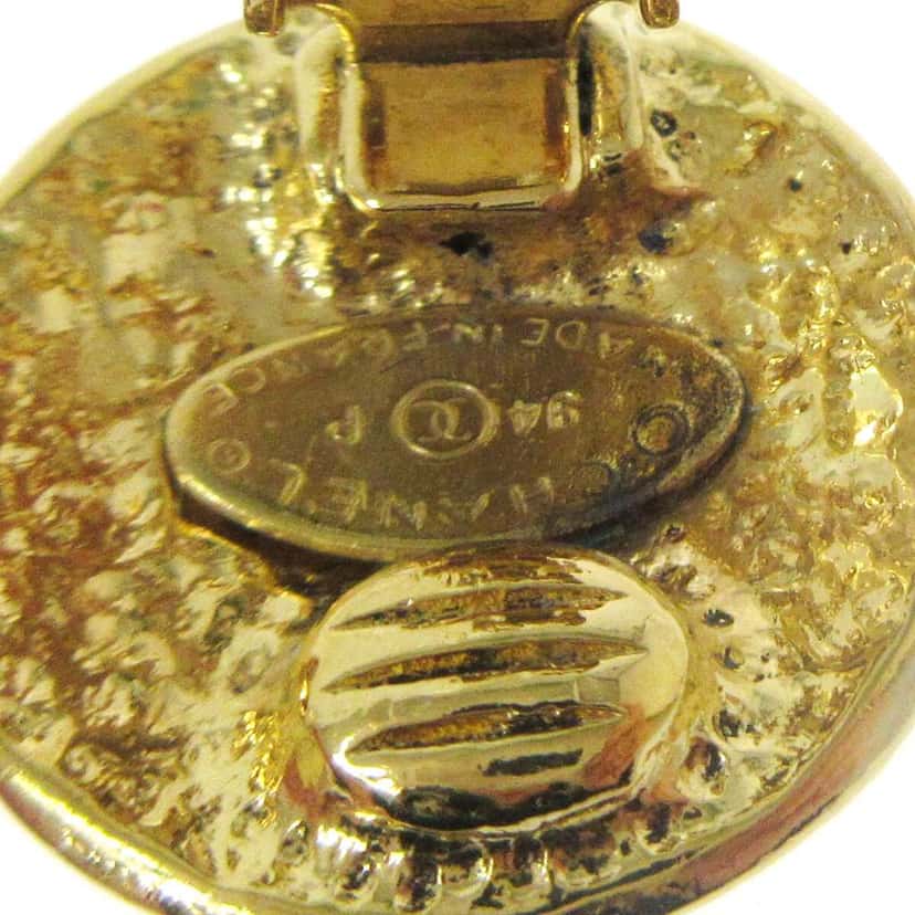 Chanel Vintage CC Round Clip-On Earrings Gold Good condition - Model View