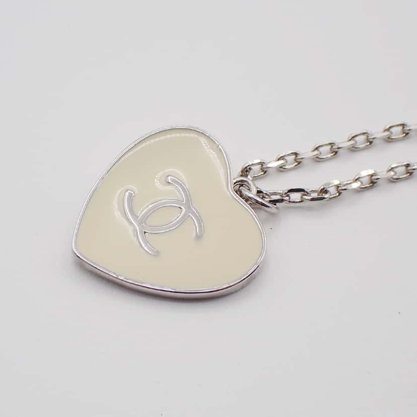 Chanel CC Heart Pendant Necklace Silver Good condition - Inside View