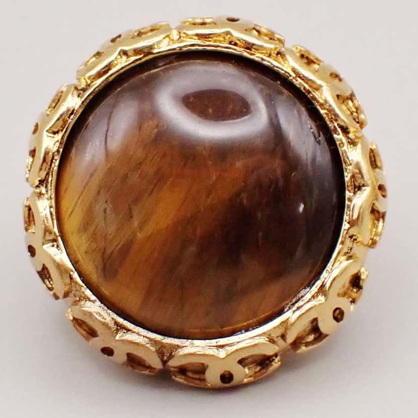 Chanel Vintage CC Round Button Clip-On Earrings Gold Good condition - Model View