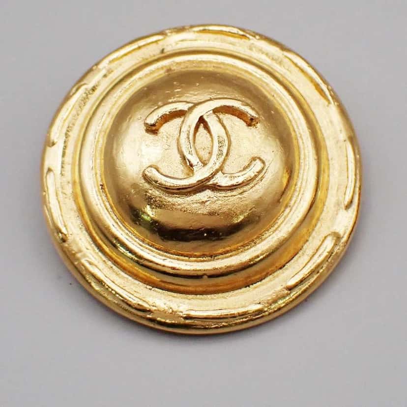 Chanel Vintage CC Round Button Clip-On Earrings Gold Fair condition - Model View