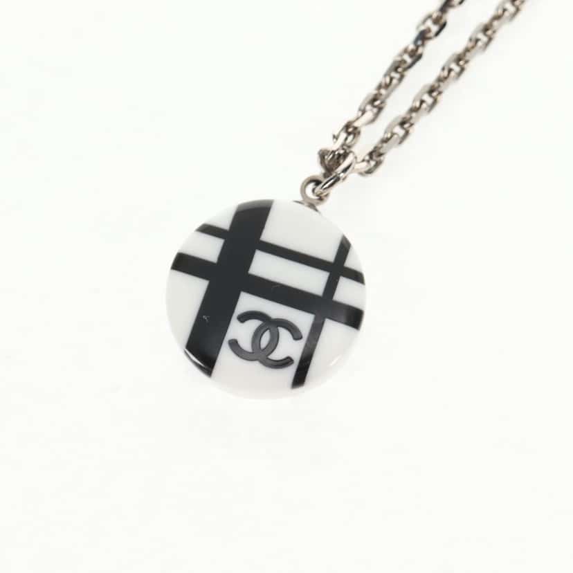 Chanel Vintage CC Pendant Long Necklace Silver Metal Good condition - Model View