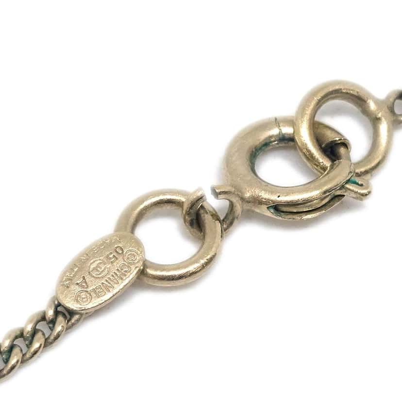 Chanel CC Bow Necklace Gold Good condition - Model View