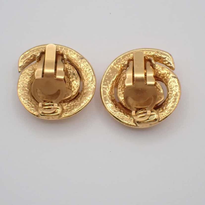 Chanel Vintage CC Round Button Clip-On Earrings Gold Good condition - Model View
