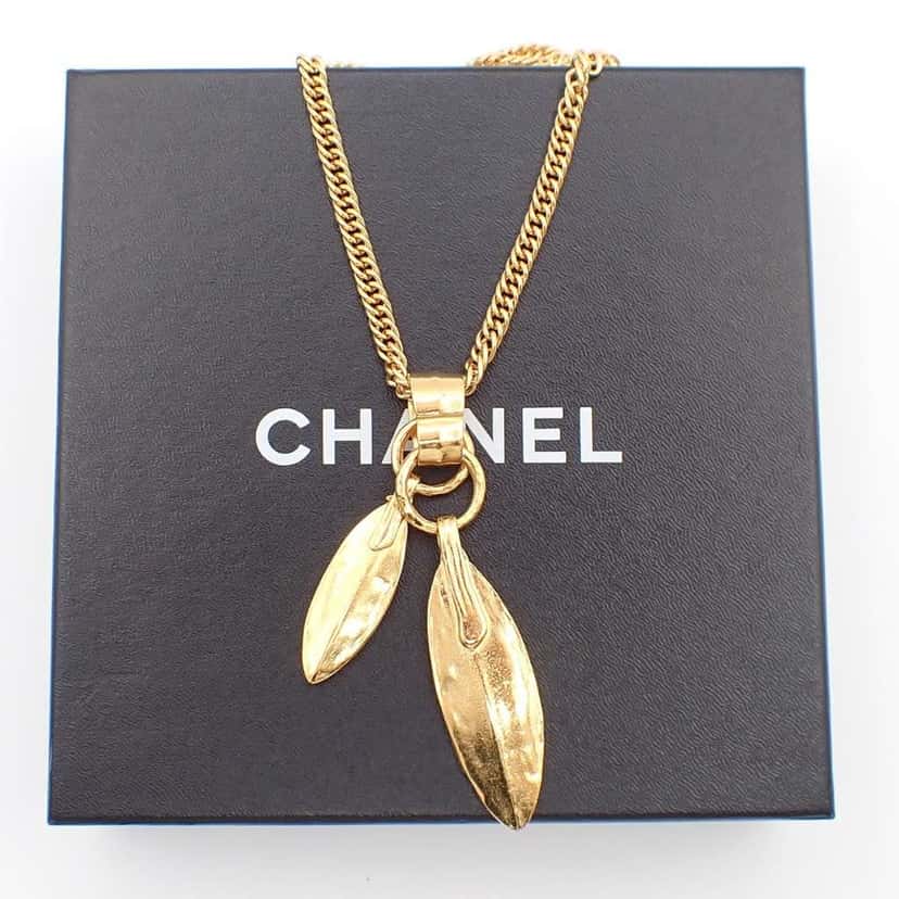 Chanel Feather CC Pendant Necklace Gold Good condition - Front View