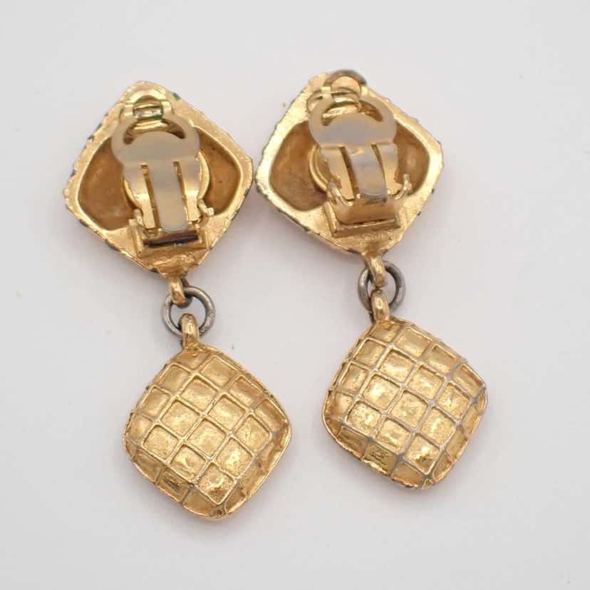 Chanel CC Rhombus Clip-On Earrings Gold Good condition - Model View