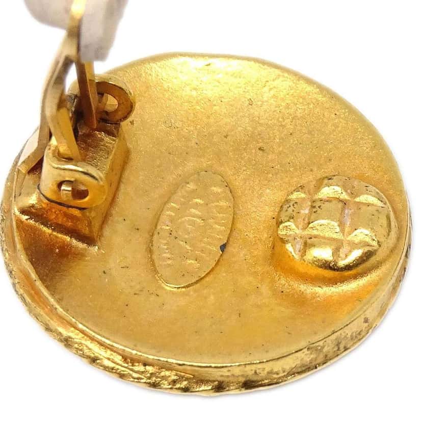 Chanel Vintage CC Round Clip-On Earrings Gold Good condition - Model View