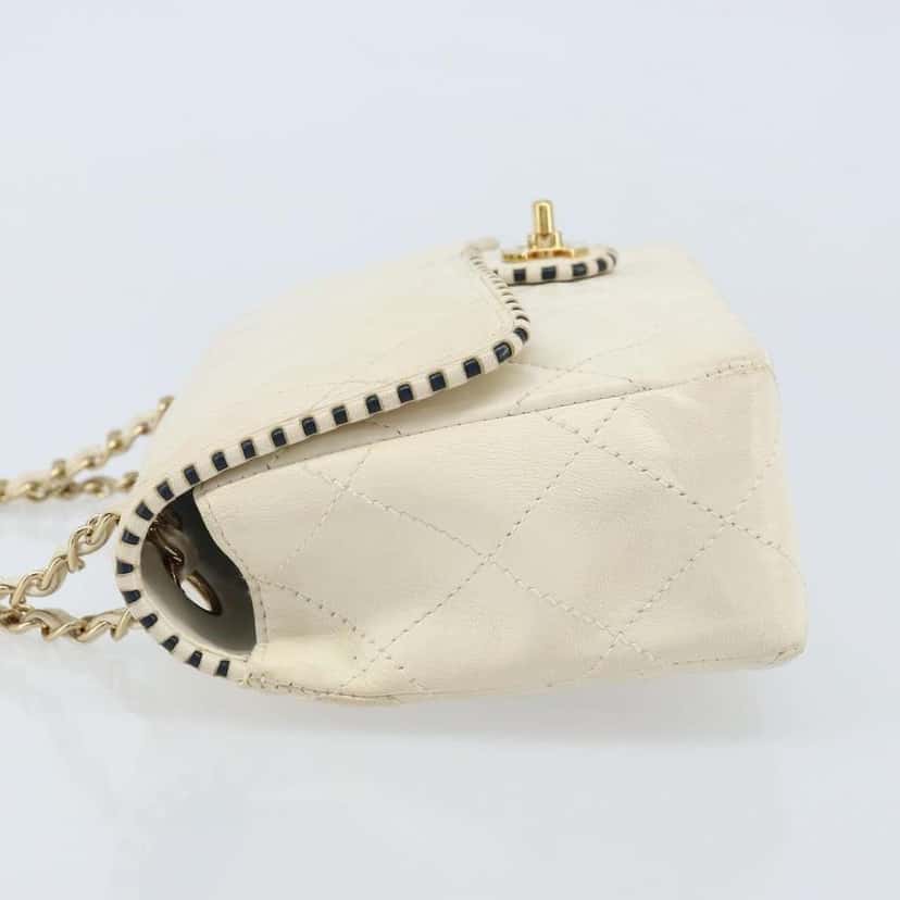 Chanel Vintage Punched Edge Classic Single Flap Bag White Leather Good condition - Model View