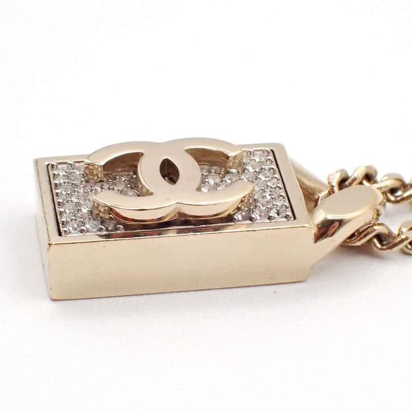 Chanel CC Dog Tag Pendant Necklace Gold Good condition - Model View