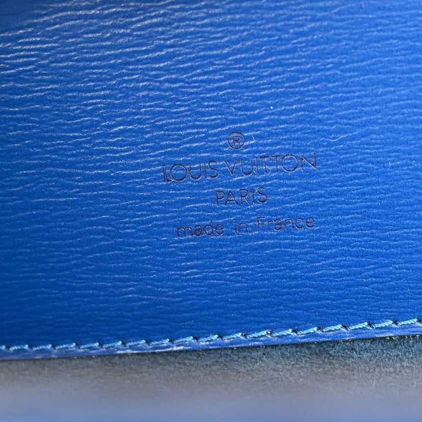 Louis Vuitton Cluny Shoulder Bag Blue Leather Good condition - Model View