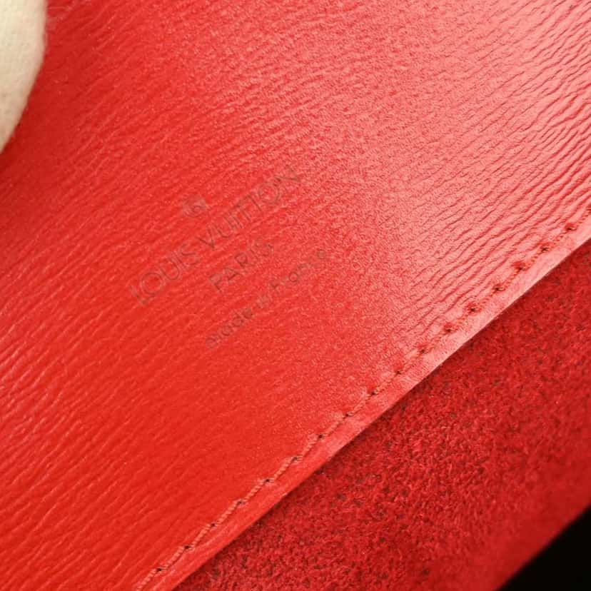 Louis Vuitton Cluny Shoulder Bag Red Leather Good condition - Model View