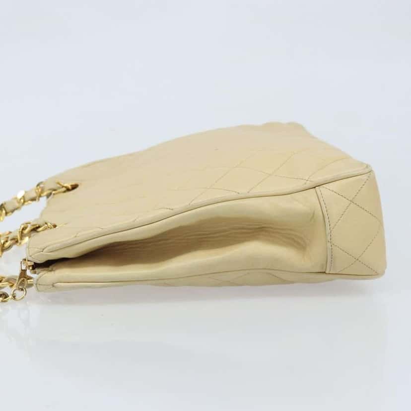 Chanel Vintage Chain Tote Beige Leather Fair condition - Model View