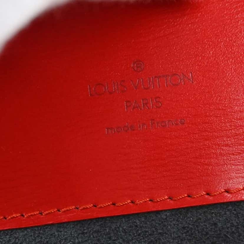 Louis Vuitton Cluny Shoulder Bag Red Leather Good condition - Model View