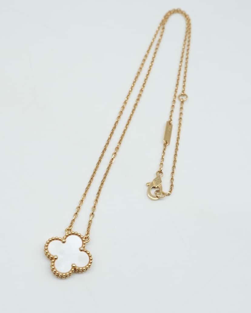 Van Cleef & Arpels Vintage Alhambra Pendant Yellow Good condition - Model View