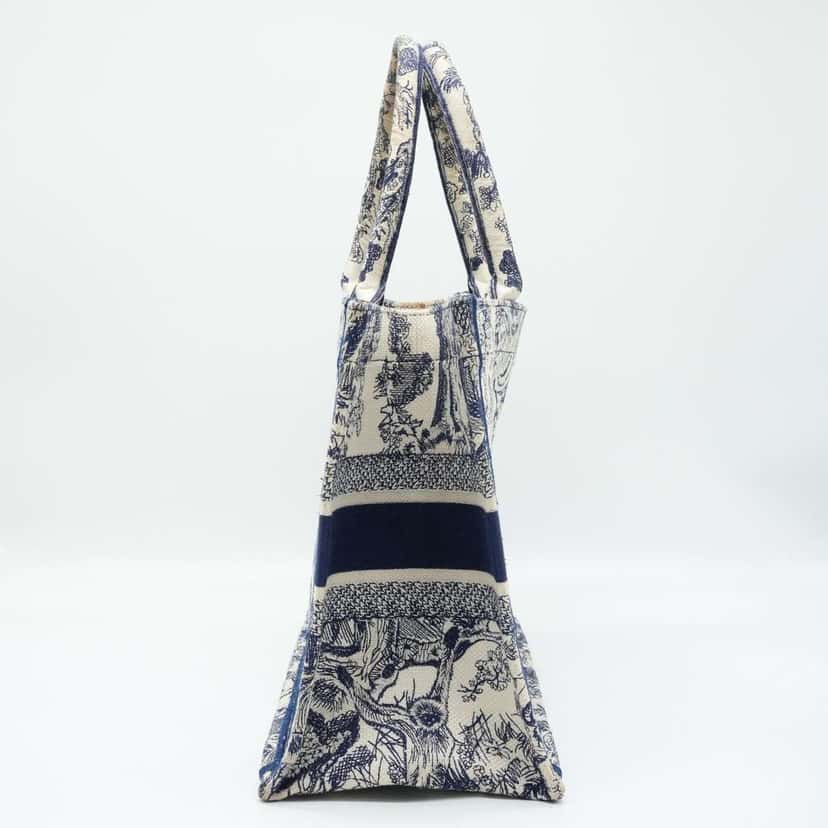 Dior Medium Dior Book Tote Blue and Ecru Toile de Jouy Reverse Embroidery Blue Cotton Fair condition - Model View