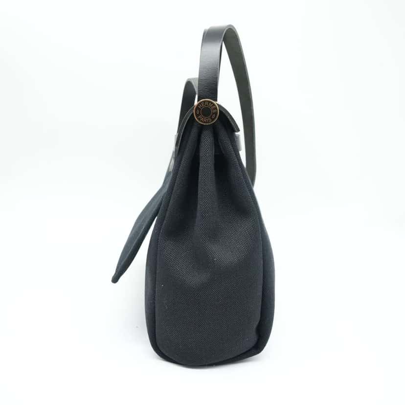 Hermès Herbag 31 Zip Bag Noir Canvas and Leather Stamp K(2025) Black Canvas Good condition - Model View