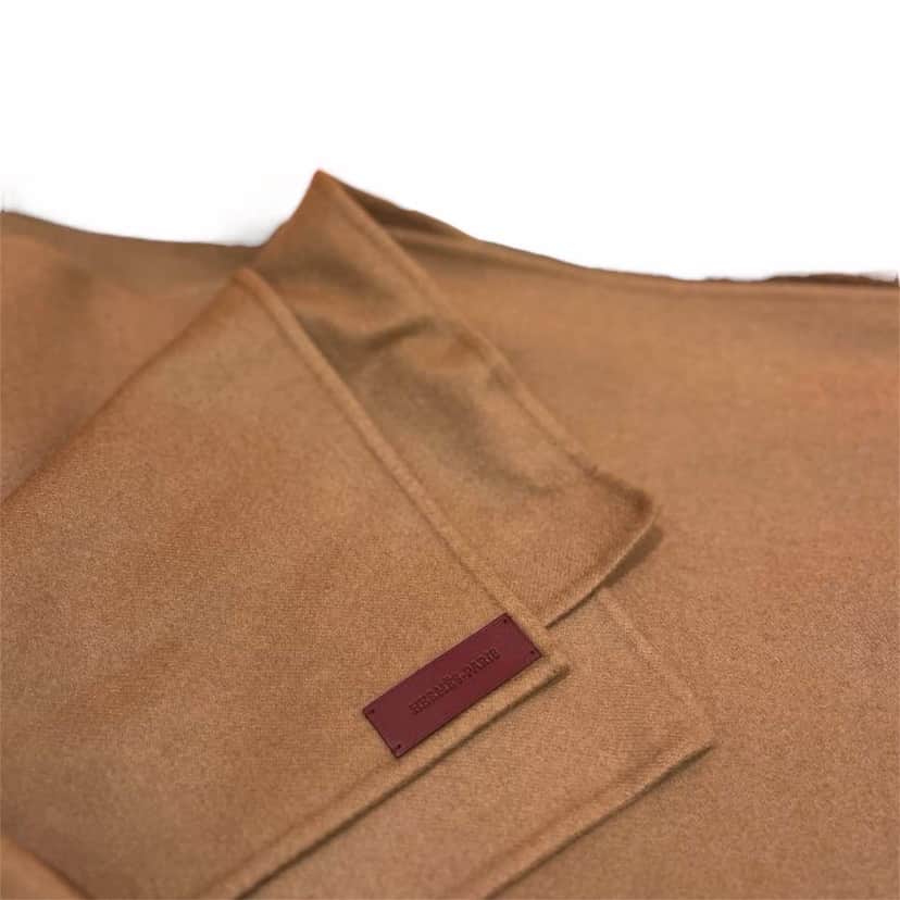 Hermès Trompe l'Oeil Stole Camel Cashmere Never worn, with tag - Front View