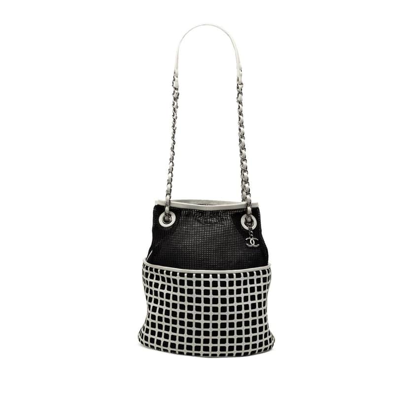 Chanel CC Mesh and Calfskin Bucket Bag Black Very good condition - Front View