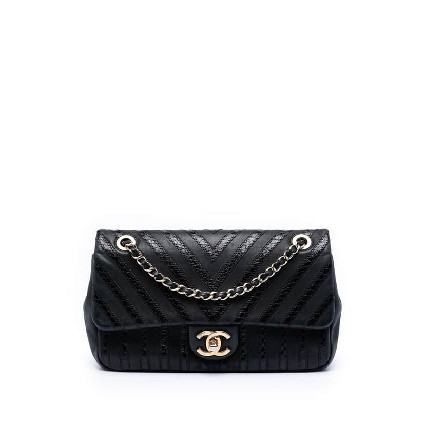 Chanel Chevron Python Embossed Calfskin and Suede Single Flap Black Leather Very good condition - Front View