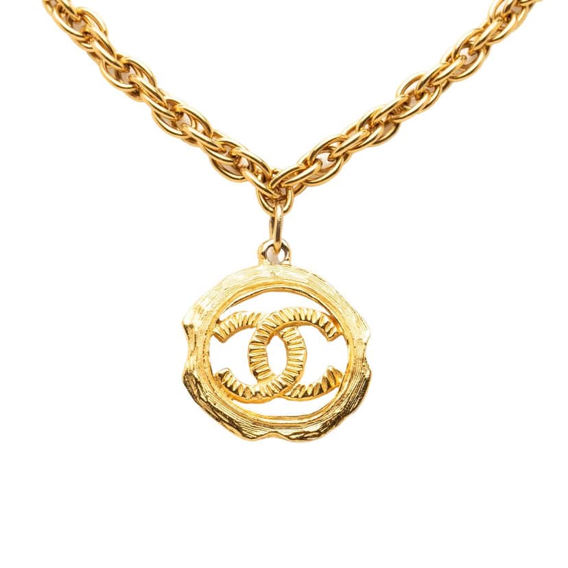 Chanel CC Gold Plated Round Pendant Necklace Gold Metal Very good condition - Front View