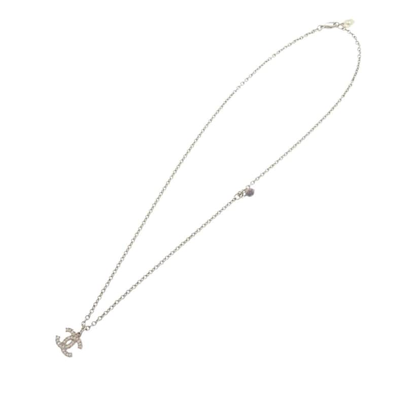 Chanel CC Brass and Strass Faux Pearl Pendant Necklace Silver Metal Very good condition - Front View