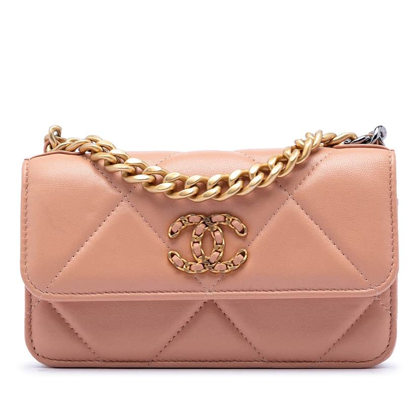 Chanel Quilted Lambskin 19 Clutch with Chain Pink Leather Very good condition - Front View