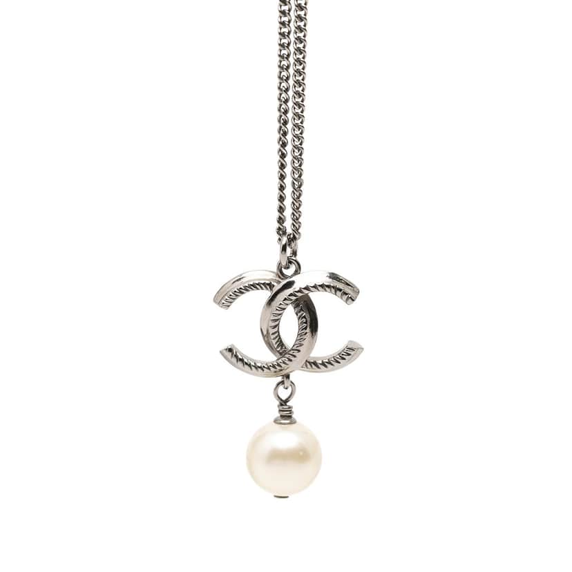 Chanel CC Brass Faux Pearl Pendant Necklace Silver Metal Very good condition - Front View