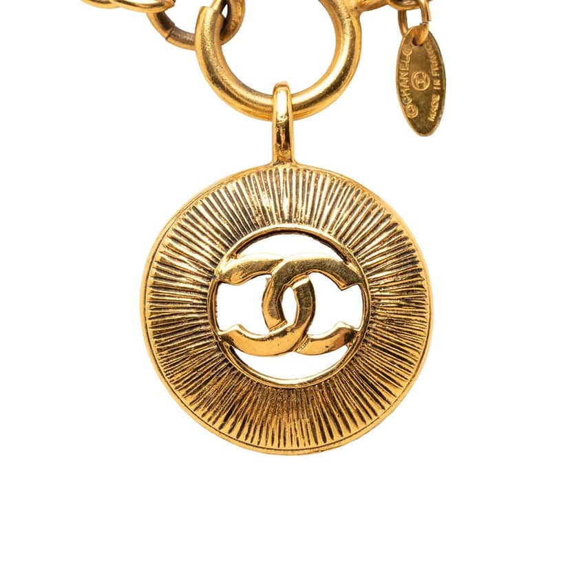Chanel CC Gold Plated Round Pendant Necklace Gold Metal Very good condition - Front View
