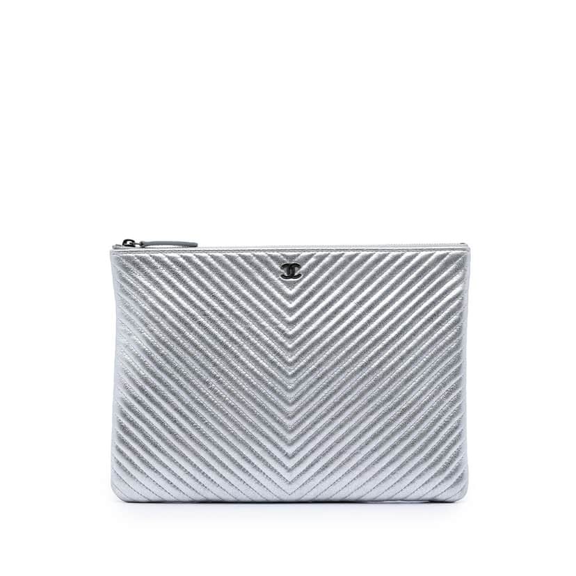 Chanel Medium Chevron Metallic Calfskin O Case Clutch Silver Leather Very good condition - Front View
