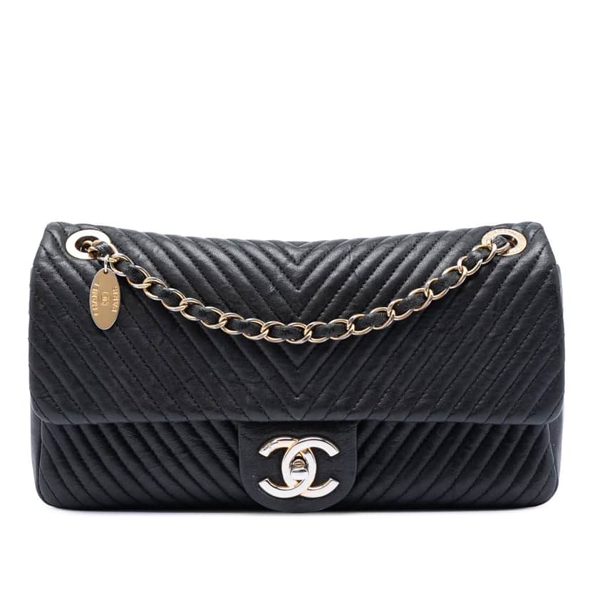 Chanel Medium Chevron Wrinkled Calfskin Medallion Charm Flap Black Leather Very good condition - Front View