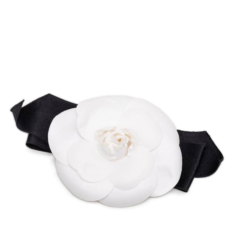 Chanel Cotton Camellia and Satin Bow Brooch White Very good condition - Front View