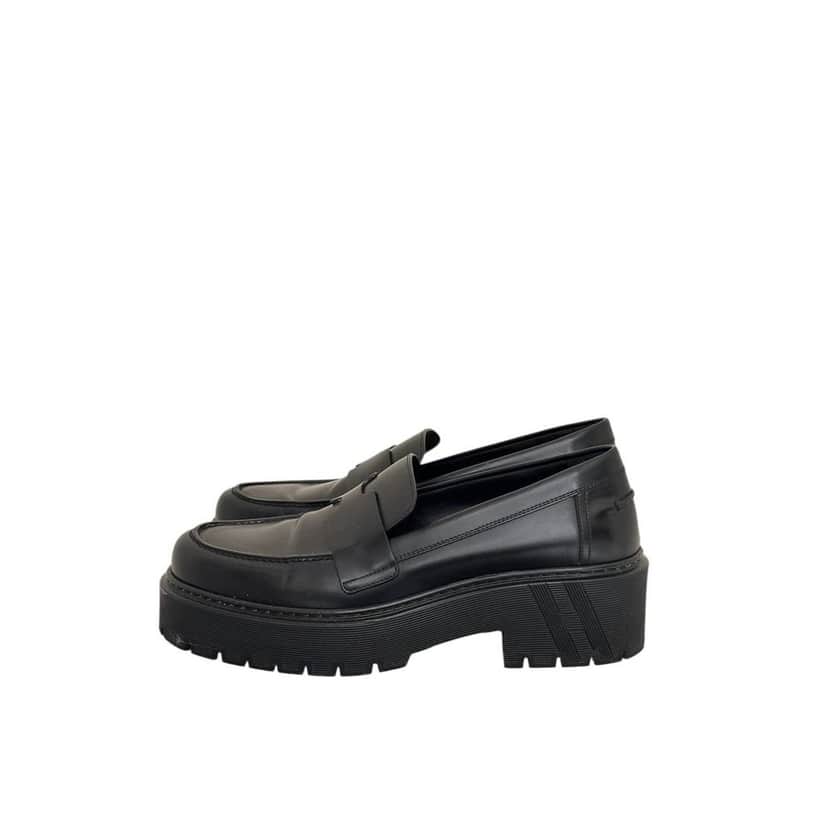 Hermès Elegant Hermes Hitch Loafers - Black Glacéd Calfskin - Size 39 Pre-owned Black Leather Good condition - Front View
