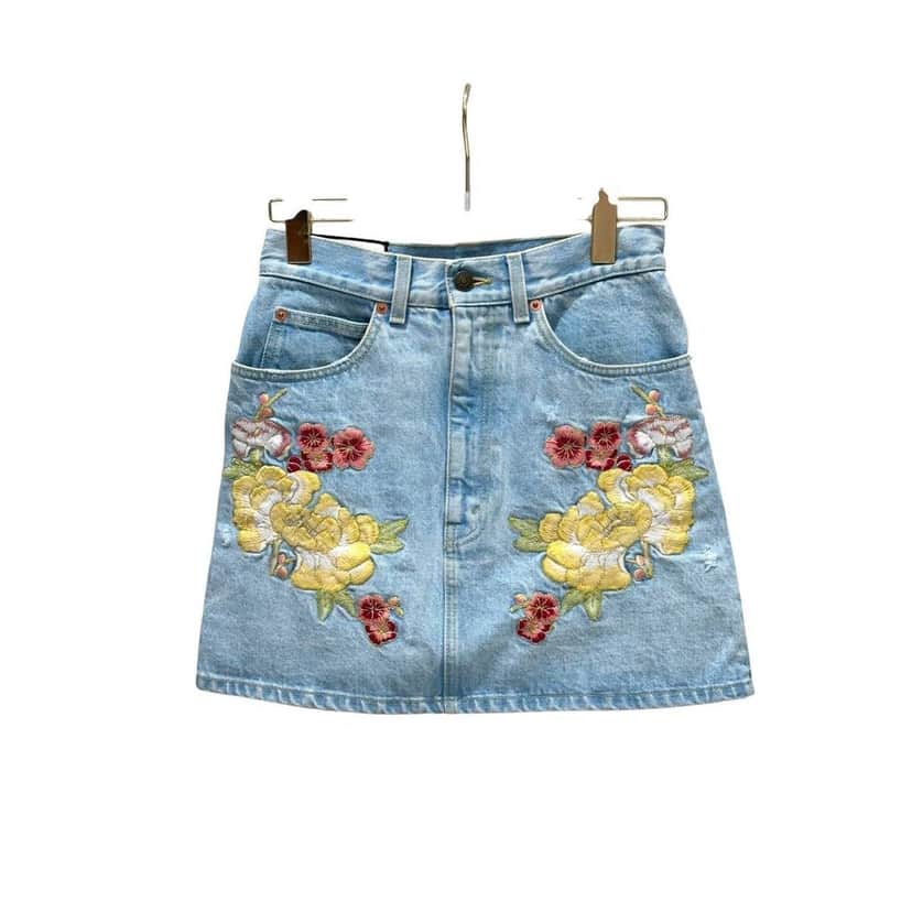 Gucci Gucci Embroidered Raw Edge Denim Skirt - Size 38 pre-owned Red Denim Good condition - Front View