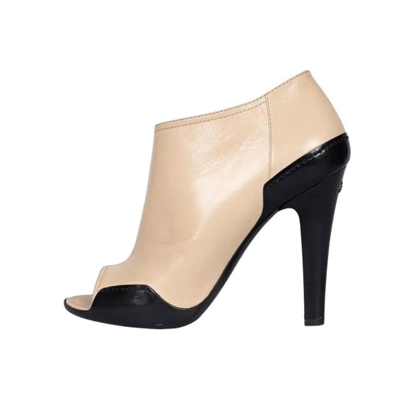 Chanel Chanel Beige Leather Open-Toe Ankle Booties - Size 40.5 pre-owned Beige Leather Good condition - Front View