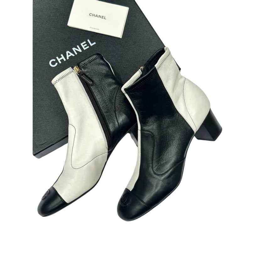 Chanel Chanel Black & White Leather Ankle Boots Sz.40.5 pre-owned Black Leather Good condition - Front View