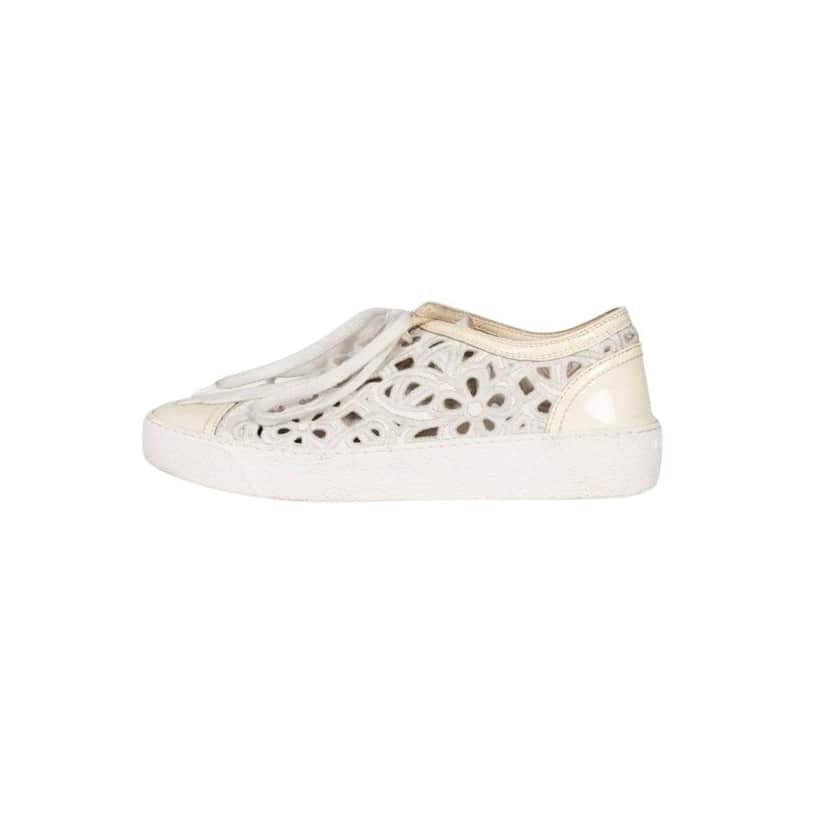 Chanel Chanel White Perforated Logo Low-Top Sneakers Sz. 35.5 pre-owned White Leather Good condition - Front View