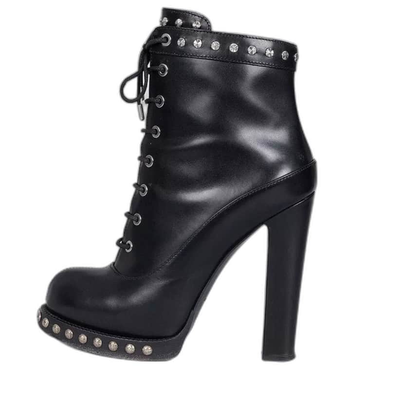 Alexander McQueen Alexander McQueen Black Leather Ankle Boots Sz.39 pre-owned Black Leather Good condition - Front View