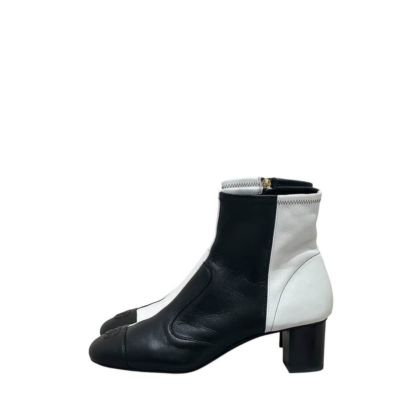 Chanel NWOB Chanel 20B Black & White Leather Ankle Boots - Sz 40.5 Pre-owned Black Leather Never worn - Front View