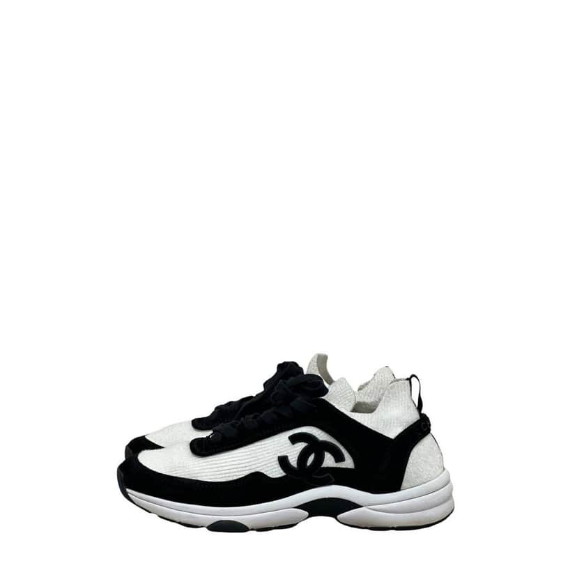 Chanel Chanel CC Logo White & Black Canvas Sneakers - Size 40 Pre-owned Black Canvas Good condition - Front View