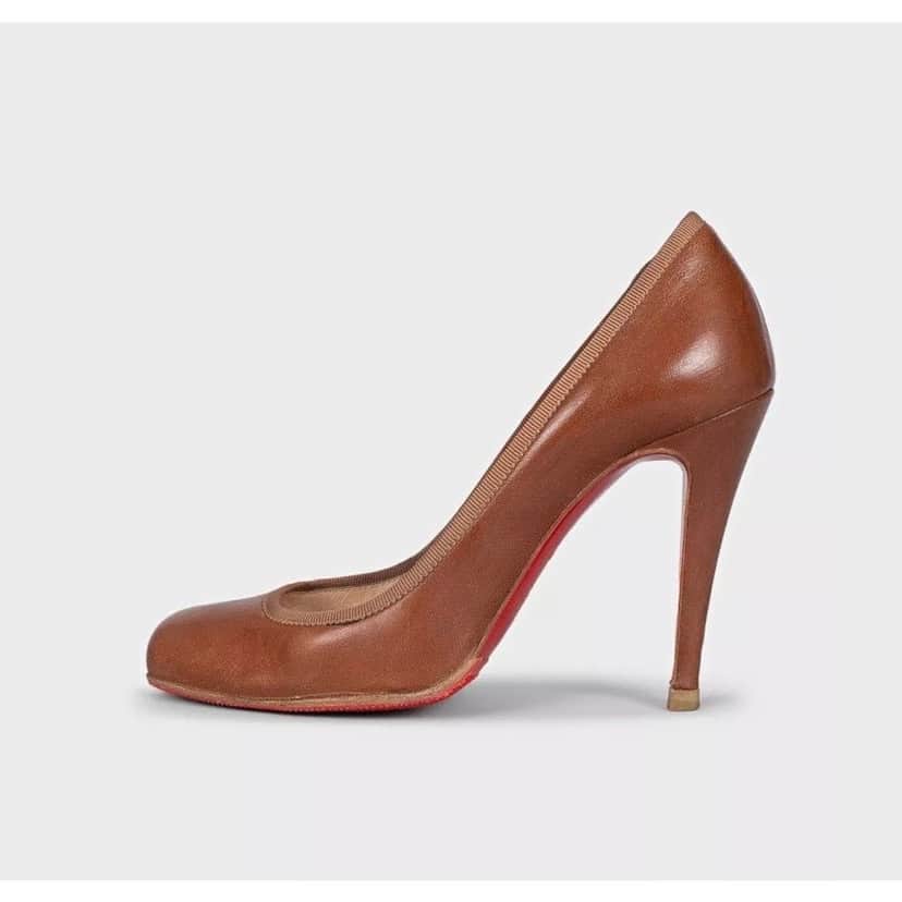 Christian Louboutin Christian Louboutin Brown Leather Pumps 35.5 pre-owned Brown Leather Good condition - Front View