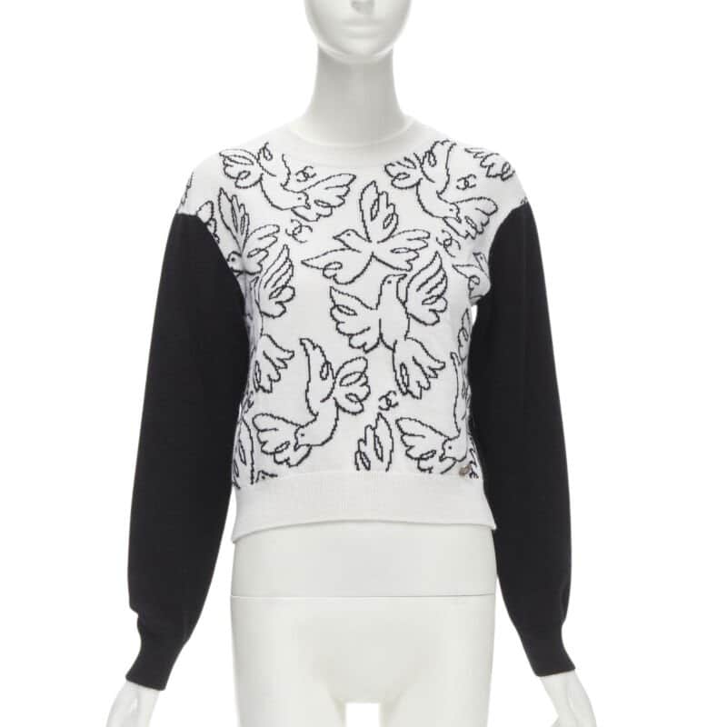 Chanel Dove CC Pullover White Cashmere Never worn - Front View