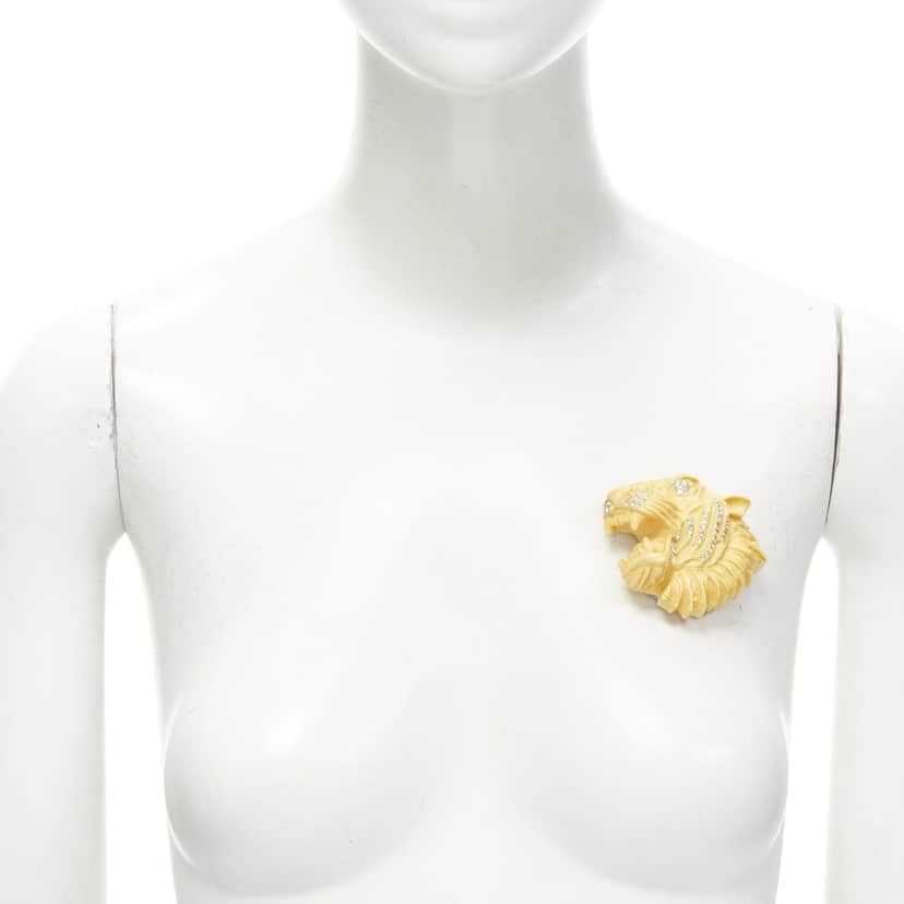 Gucci Tiger Head Pin Ecru Plastic Never worn - Front View