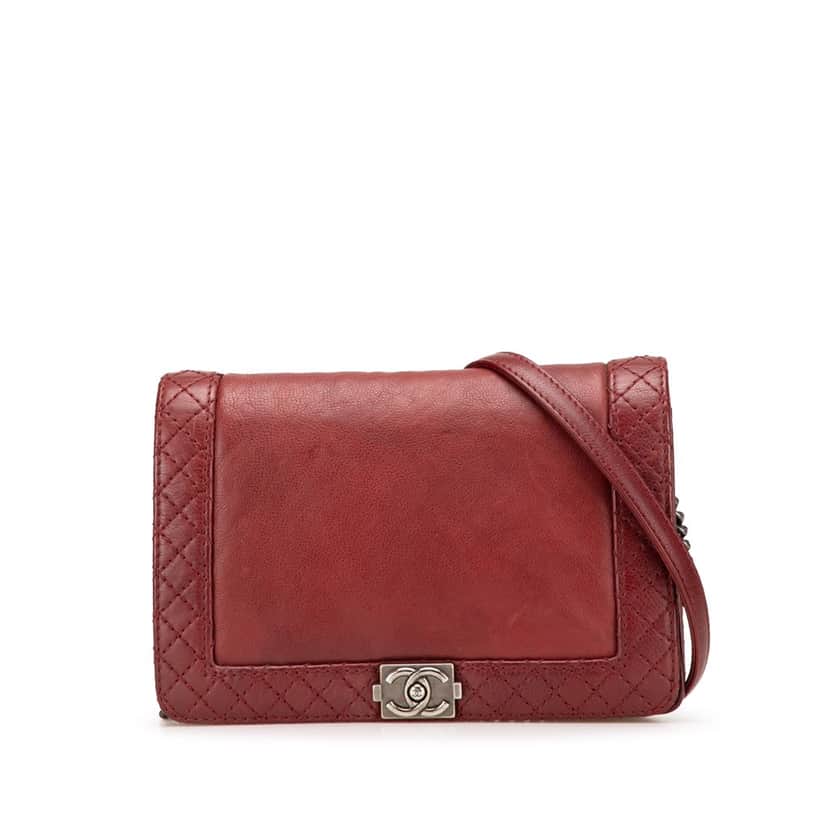 Chanel Small Calfskin Boy Reverso Flap Red Leather Good condition - Front View