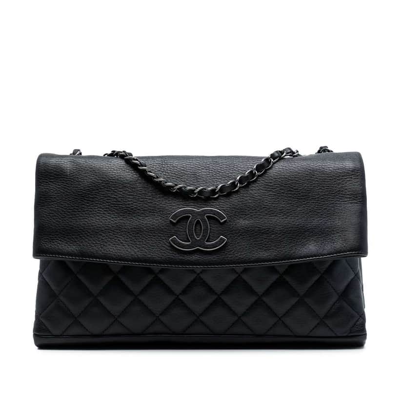 Chanel CC Quilted Calfskin Hamptons Foldover Flap Black Leather Good condition - Front View